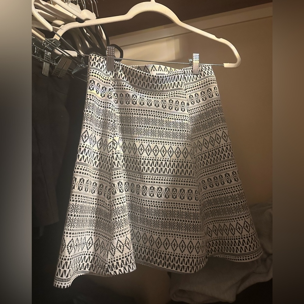 Garage black and white skirt🖤